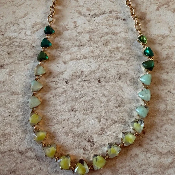 Elegant Green and Gold Necklace - Picture 2 of 4